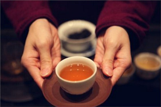 和江苏虎跃标准件有限公司的小编来学习一下如何正确的倒茶 (5)