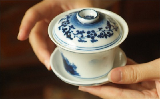 和江苏虎跃标准件有限公司的小编来学习一下如何正确的倒茶 (1)