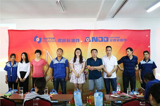 这群螺丝哥螺丝姐开会的时候竟然做出这样的事情13 这群螺丝哥螺丝姐开会的时候竟然做出这样的事情13