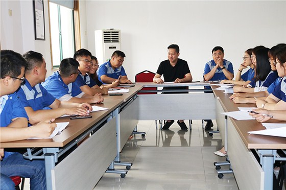 师徒关系从很多年前就有了，这家螺丝厂的拜师仪式可真是别出心裁 (1)