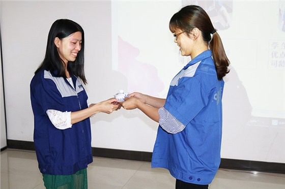 师徒关系从很多年前就有了，这家螺丝厂的拜师仪式可真是别出心裁 (4)