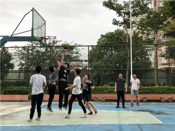 打螺丝的我们有篮球梦