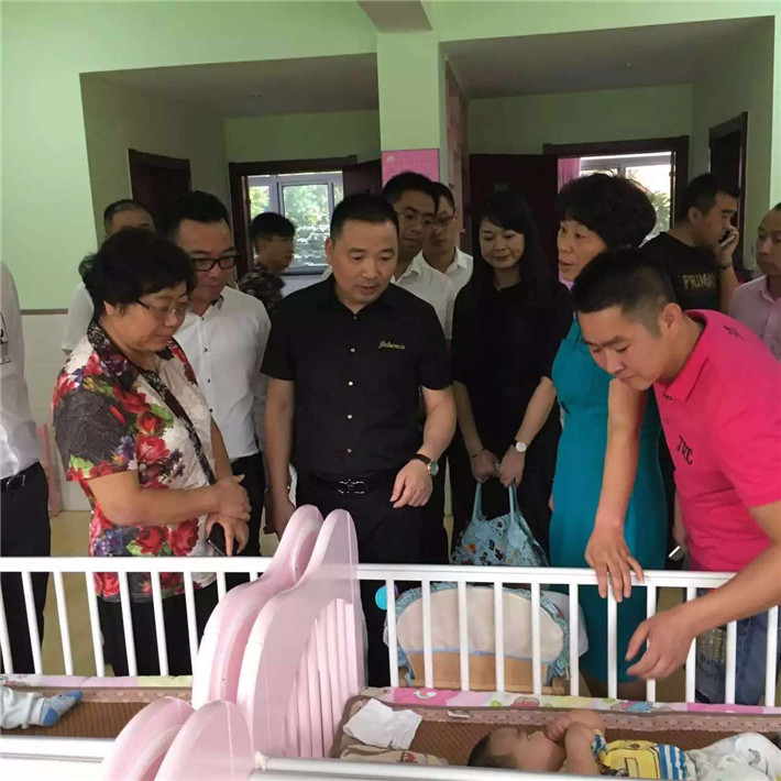 虎跃标准件看望福利院儿童2