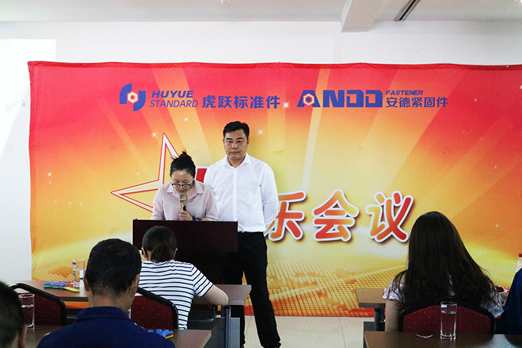 这群螺丝哥螺丝姐开会的时候竟然做出这样的事情1