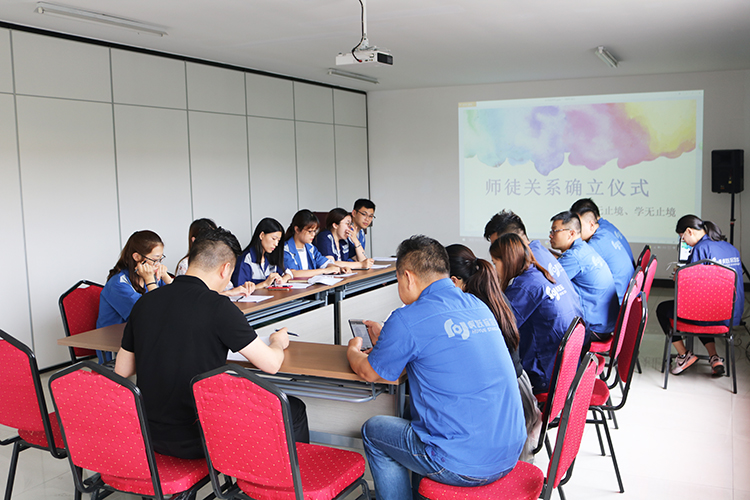 师徒关系从很多年前就有了，这家螺丝厂的拜师仪式可真是别出心裁 (2)