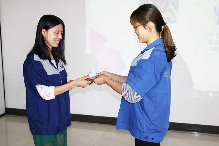 师徒关系从很多年前就有了，这家螺丝厂的拜师仪式可真是别出心裁 (4)