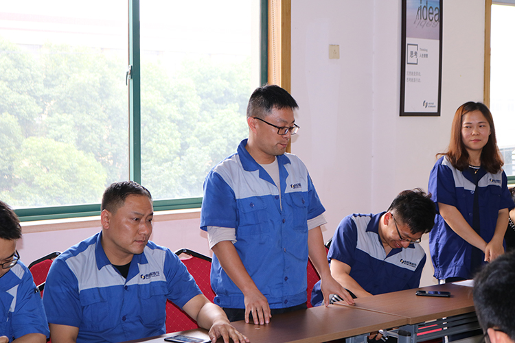 师徒关系从很多年前就有了，这家螺丝厂的拜师仪式可真是别出心裁 (11)